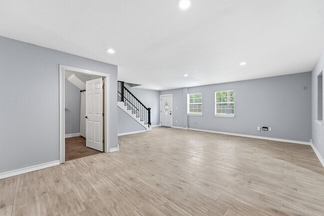 Building Photo - 15621 Northland Dr