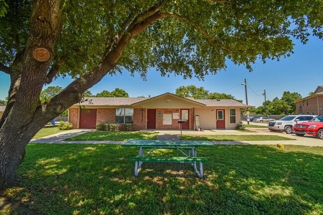 Building Photo - 200 Daniels Dr