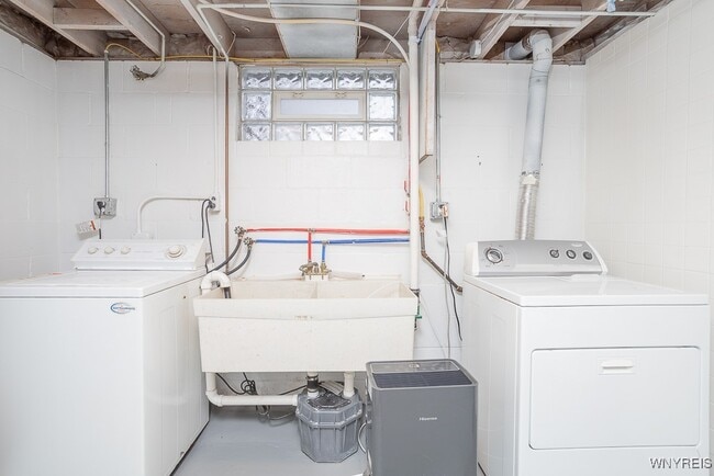 Building Photo - 1090 Stolle Rd