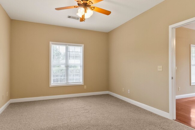 Building Photo - Charming 3 Bedroom 3 Bath Home Available i...