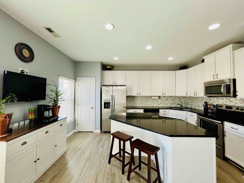 Building Photo - 876 Queen City Cres