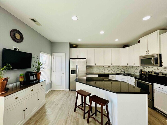 Building Photo - 876 Queen City Cres