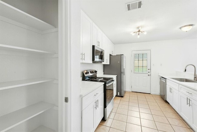 Building Photo - 7209 Oak Meadow Dr