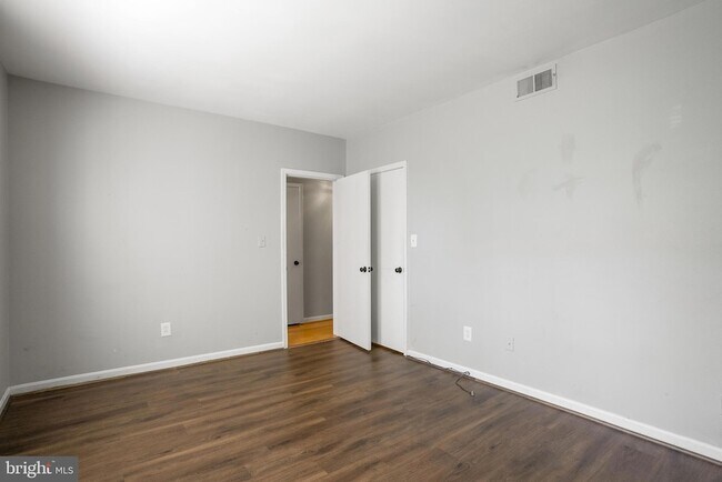 Building Photo - 1721 Queens Ln