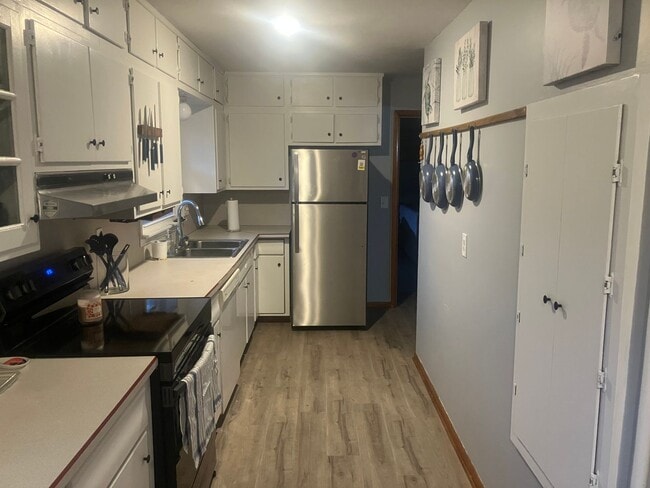 Building Photo - Fully furnished three bedroom for short term