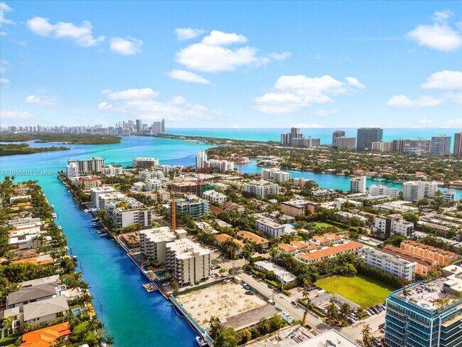 Building Photo - 9901 W Bay Harbor Dr