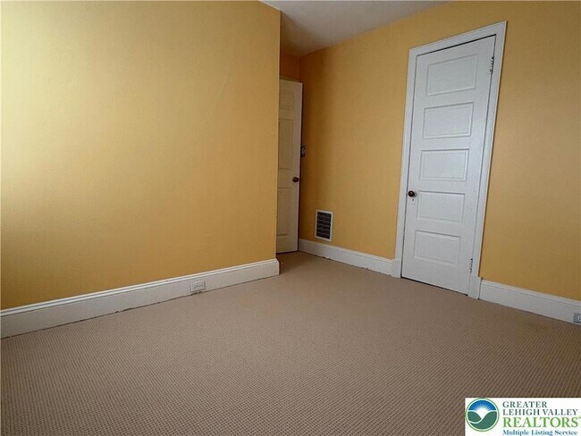 Building Photo - 754 E Washington Ave