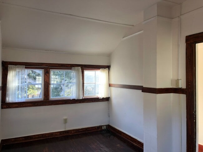 Building Photo - Historic 2-bedroom, 1.5 bath home in the h...