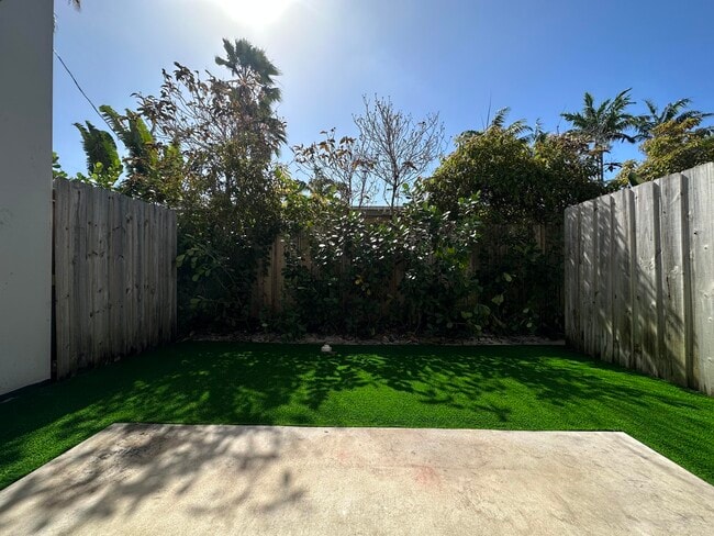 Building Photo - 815 NE 17th Ave