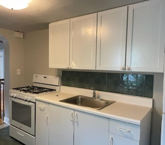 Building Photo - One Bedroom Apartment