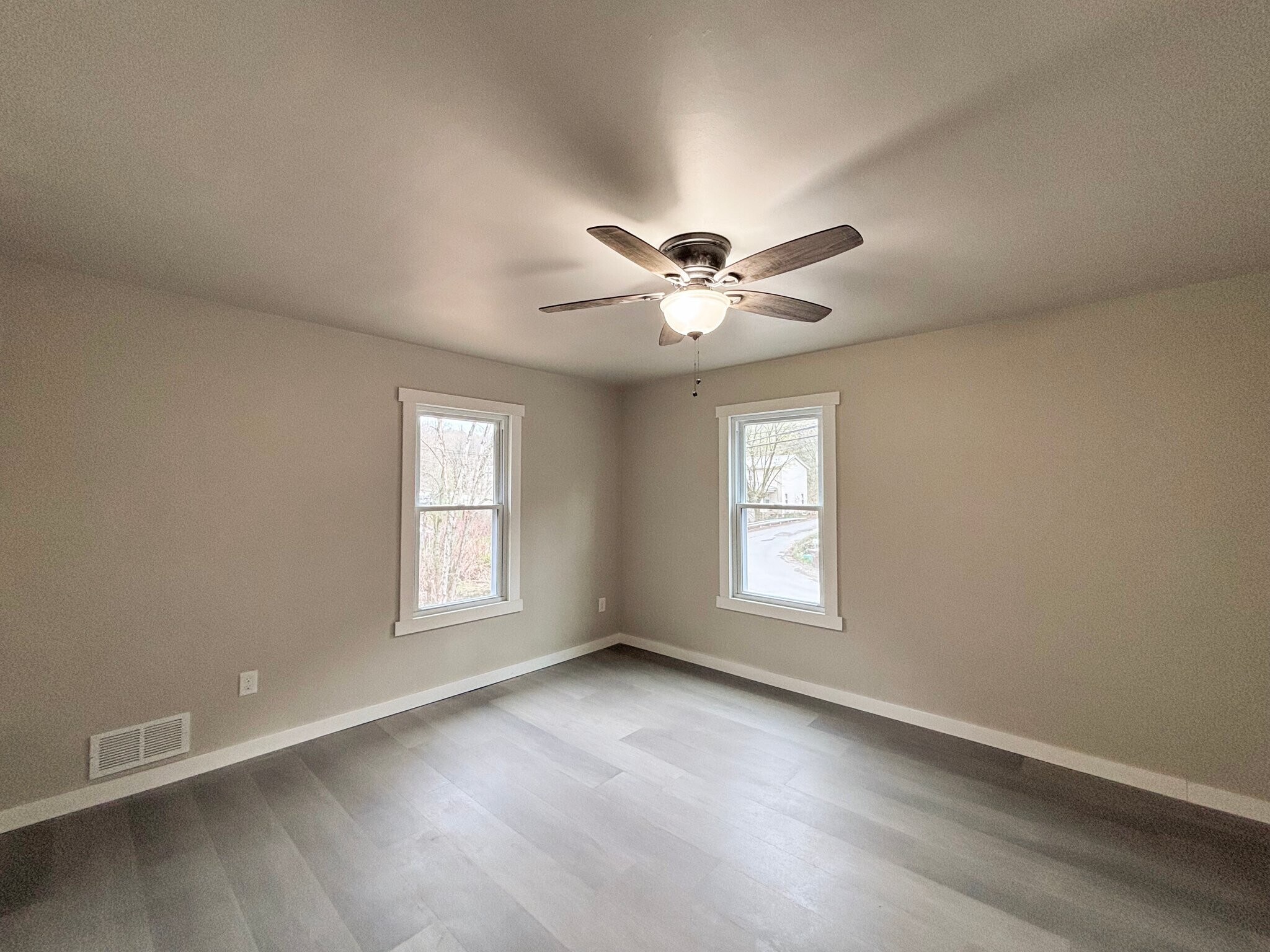 Building Photo - 489 Evergreen Rd