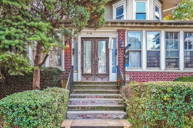 Building Photo - 1200 Beverley Rd