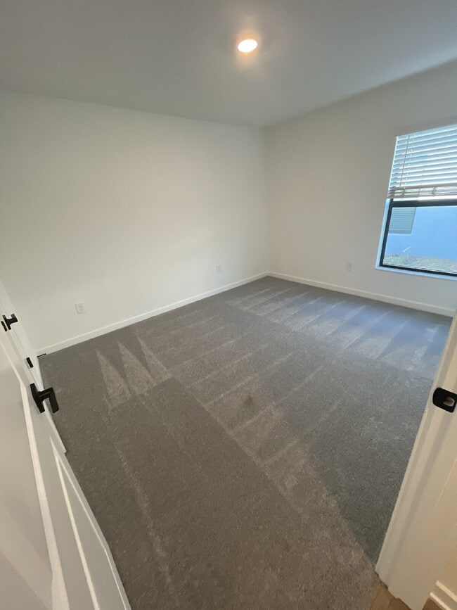 Building Photo - 1270 Ahoy Ave