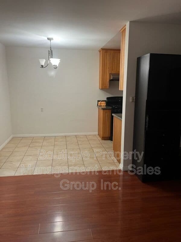 Building Photo - 930 E 1st St