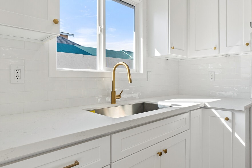 Building Photo - 2051 E Harding St