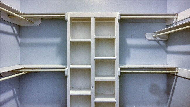 Building Photo - 2542 Windrose Dr