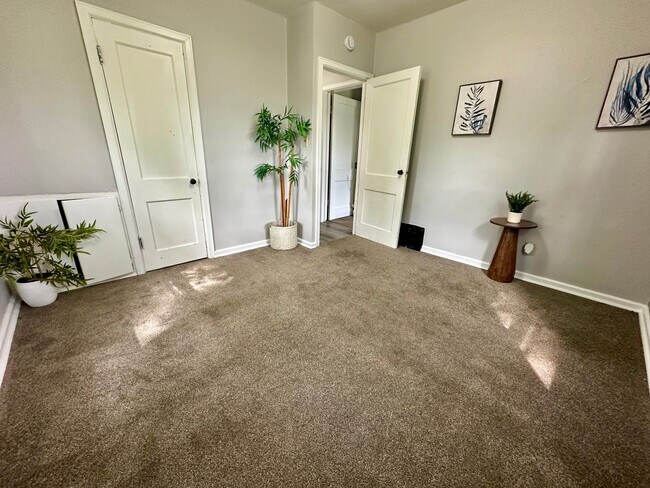 Building Photo - 2 bed, 1 bath home for rent in Waterloo