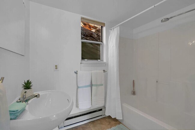 Building Photo - Beautiful 3 Bed Home Perched on a Mountain Side!!