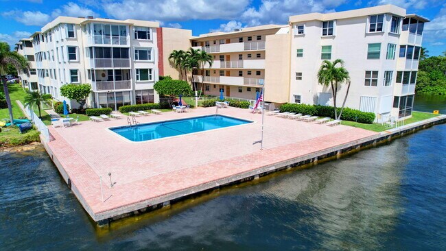 Building Photo - 1810 New Palm Way