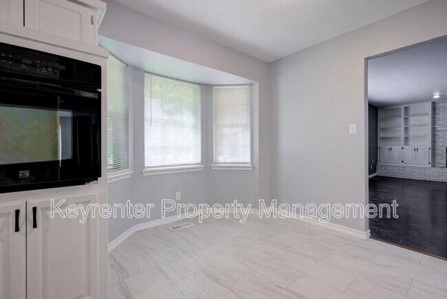 Building Photo - 1701 Oakhurst Ave