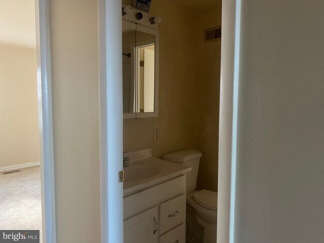 Building Photo - 16 N Pendleton Ct