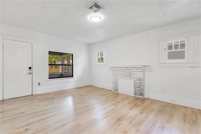 Building Photo - 1029 Colyer St