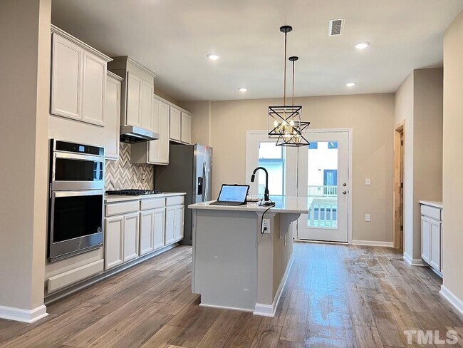 Building Photo - 4 Bedroom Luxury Townhome close to Raleigh Downtown