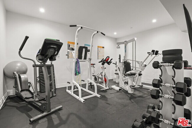 Building Photo - 832 Las Lomas Ave