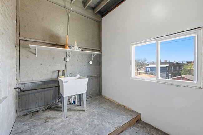 Building Photo - 1526 N Springfield Ave