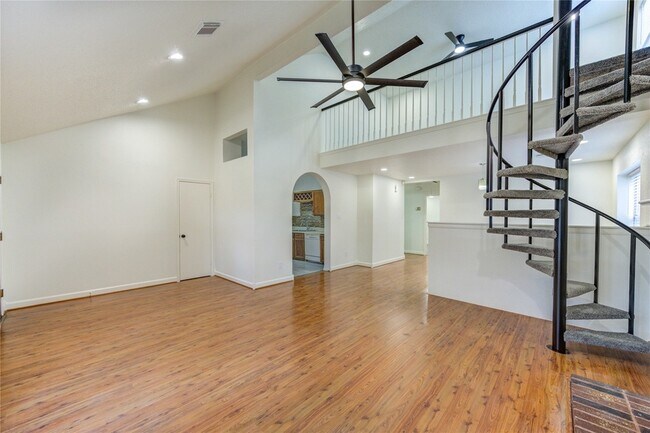 Building Photo - 16830 Scenic Gardens Dr