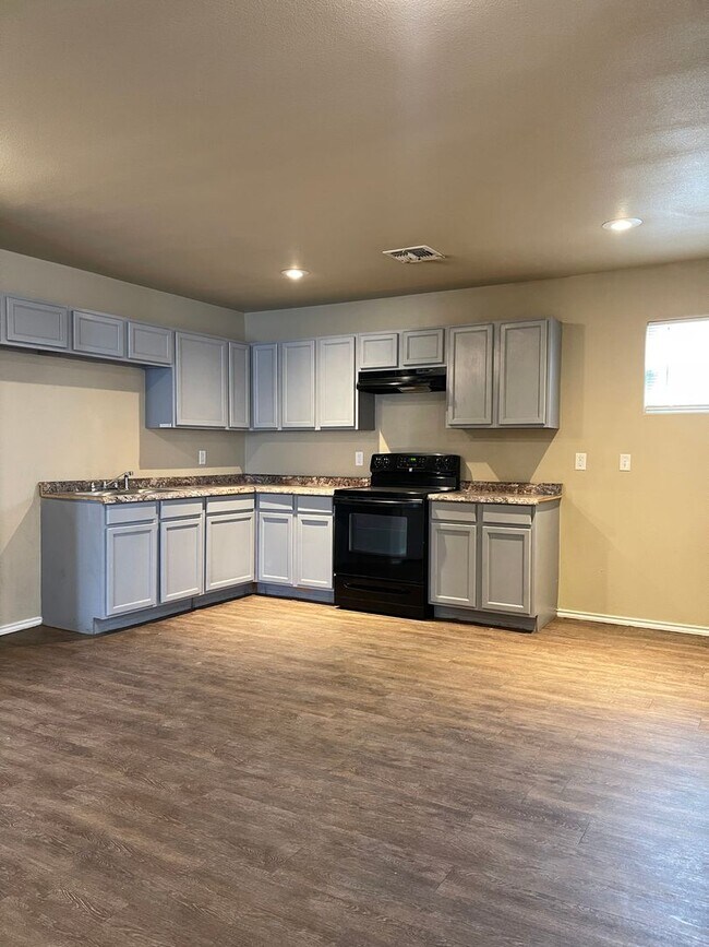 Building Photo - 3 Bd / 2 Bath and great back yard