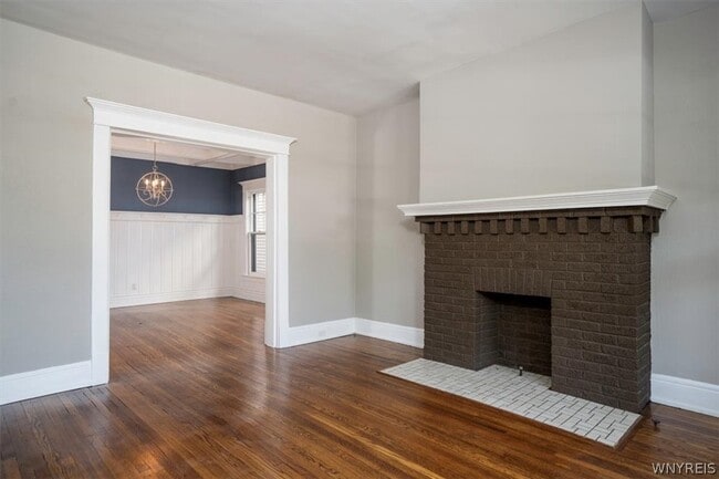 Building Photo - 825 Forest Ave