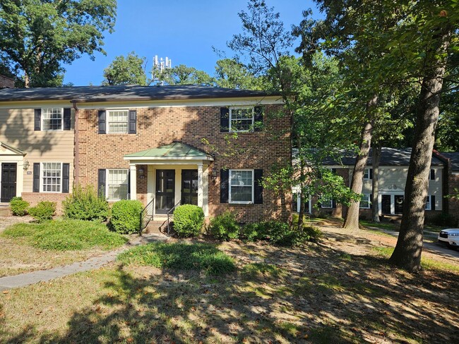 Primary Photo - Lovely 3Br 1 1/2ba End-Unit Townhome in Po...