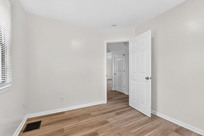 Building Photo - 176 Robinwood Ave