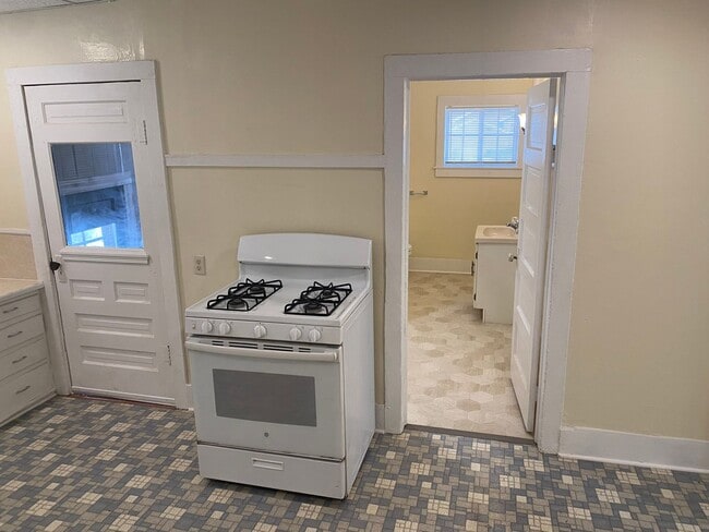 Building Photo - 2 Bedroom Bungalow Near Downtown