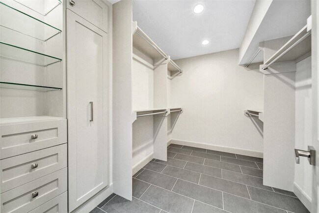 Building Photo - 15607 Memorial Dr