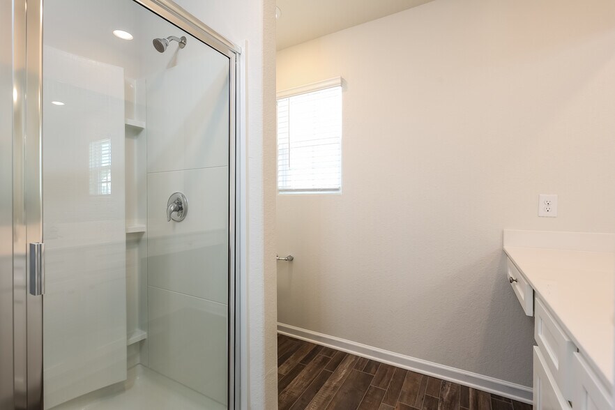 Building Photo - 2094 Southlea Dr