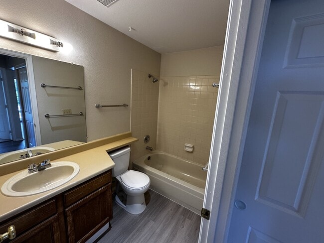 Building Photo - AVAILABLE NOW!  Charming Chestnut Condo!
