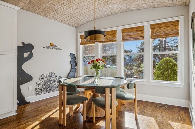 Building Photo - 594 Lake Haven Dr