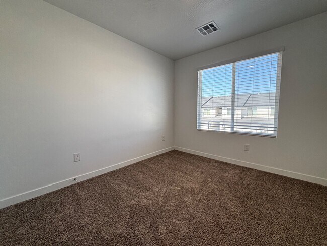 Building Photo - 381 W 2025 N