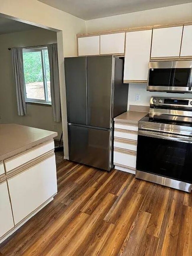 Building Photo - Spacious 2 Bedroom Duplex with Cozy Features