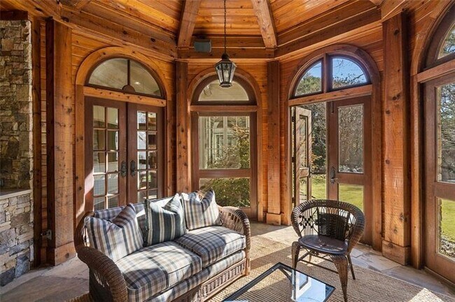 Building Photo - 5000 Long Island Dr