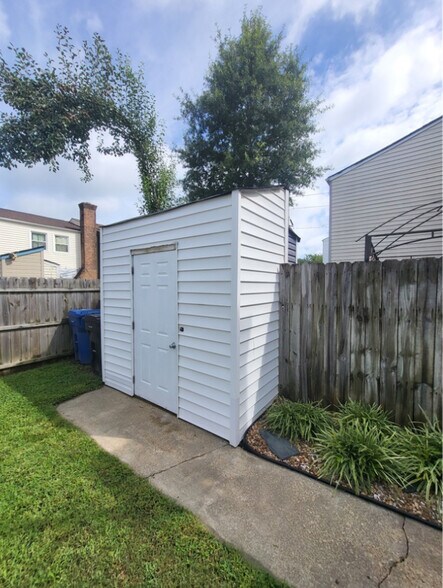 Building Photo - 423 Burr Oak Ct
