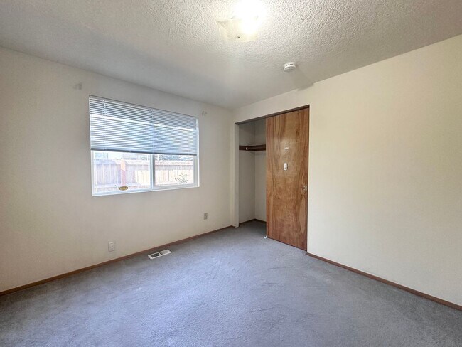 Building Photo - Wonderful centrally located Powell Butte 3...