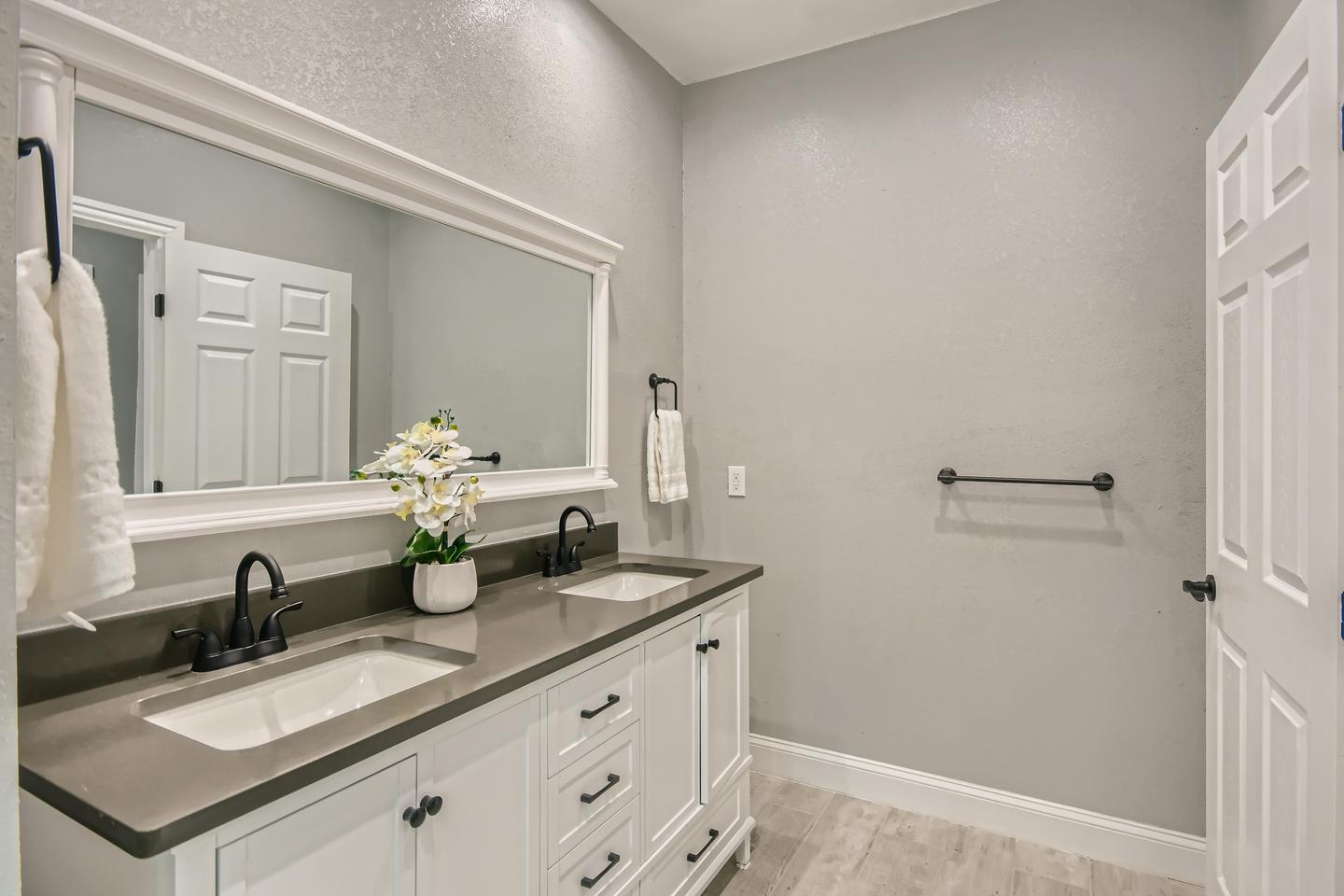 Building Photo - North Oak Cliff home 2 miles from Bishop A...