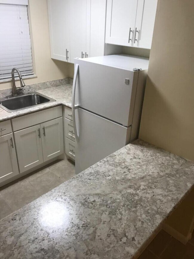 Building Photo - 416 N Grandview Ave