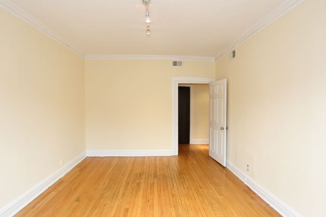 Building Photo - 563 W Aldine Ave