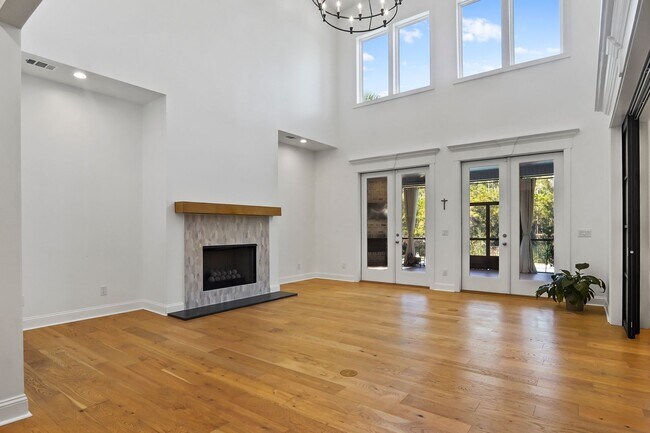 Building Photo - Pool/ Waterfront/ Custom Home in Waterways!