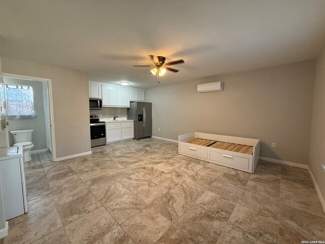 Building Photo - 269 E Rosewood Ave