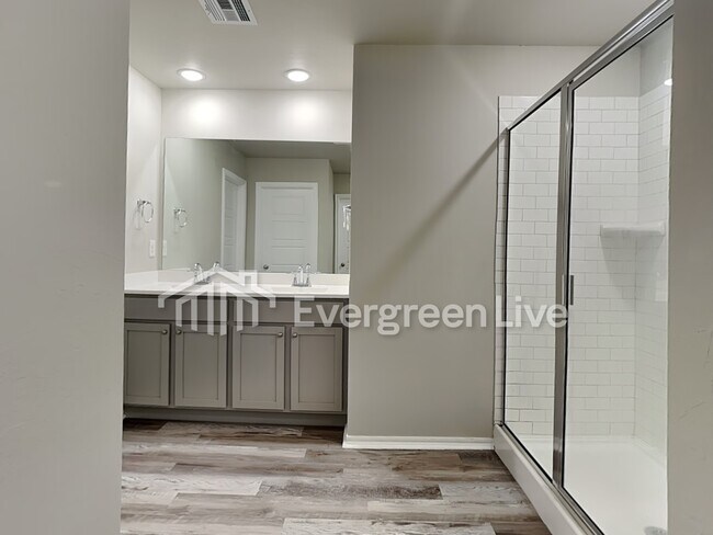 Building Photo - 3500 moraine dr